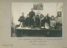 Photographie des responsables de la cantine pour soldats n° 23 de la Croix Blanche polonaise à Varsovie, tenue par la Ligue des femmes du service militaire d'urgence polonais [Liga Kobiet Polskich Pogotowia Wojennego], en octobre 1919