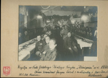 Photographie de la fête de Noël 1920 célébrée en la salle «Dzwignia» (littéralement «du Levier») de la Croix Blanche polonaise (à Varsovie?), avec comme invités le commandant (français?) Jacques Curel, son épouse et un certain Witkowski