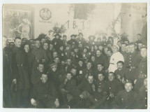 Photographie du réfectoire de la caserne de la rue Nowowiejska de Varsovie après le service du goûter à 3000 soldats par le service soignant du 5e Régiment d'infanterie des Légions polonaises, le 18 décembre 1920