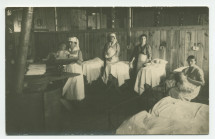 Photographie de quatre infirmières de la Croix Blanche polonaise s'occupant de nourrissons – tirage carte postale