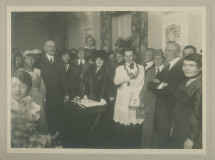 Photographie d'une cérémonie (religieuse?) présidée par Hélène Paderewska avec le concours d'un prêtre, en présence sans doute de bénévoles de la Croix Blanche polonaise