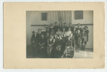 Photographie d'une classe de filles de quatrième année (sans doute financée par la Croix Blanche polonaise) avec enseignants (religieux) – avec signatures de toutes les élèves et tampon du photographe au verso