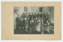 Photographie d'une classe de filles de sixième année (sans doute financée par la Croix Blanche polonaise) avec enseignants (religieux) – avec signatures de toutes les élèves et tampon du photographe au verso