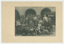 Photographie d'une classe de filles de septième année (sans doute financée par la Croix Blanche polonaise) avec enseignants (religieux) – avec signatures de toutes les élèves et tampon du photographe au verso