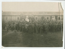 Photographie (de presse) de la «bénédiction de la maison pour les prisonniers de guerre par la Croix Blanche polonaise à Deblin», ville de la voïvodie de Lublin, dans l'est de la Pologne – avec légende manuscrite et tampon «service de presse» au verso