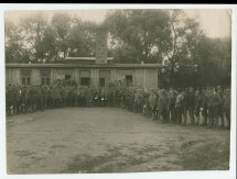 Photographie (de presse) d'une «queue de prisonniers de guerre attendant de recevoir à manger au point d'alimentation de la Croix Blanche polonaise à Deblin», ville de la voïvodie de Lublin, dans l'est de la Pologne