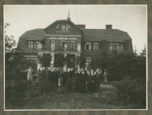 Photographie d'Hélène Paderewska devant une maison en compagnie sans doute de femmes bénévoles de la Croix Blanche polonaise