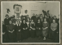Photographie d'Hélène Paderewski entourée de Mme Rembielinska (à sa gauche), de sa secrétaire Hélène Lübke (tout à gauche) et, sans doute, d'autres bénévoles de la Croix Blanche polonaise, assemblées en une «Salle Zofia Sziller»