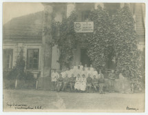 Photographie de groupe (patients et soignants) devant la «première maison pour soldats convalescents» de la Croix Blanche polonaise à Plomiany, village de la voïvodie de Couïavie-Poméranie, dans le centre-nord de la Pologne
