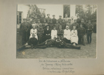 Photographie de groupe de militaires et de membres du personnel de la maison de convalescence de la Croix Blanche polonaise «Ignace et Hélène Paderewski» à Wilanów, quartier de Varsovie – avec légende manuscrite