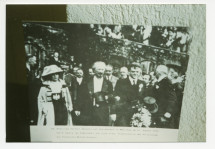 Photographie d'Ignace et Hélène Paderewski (en costume de la Croix Blanche polonaise) accueillant le «Food Administrator» américain Herbert Hoover à la gare de Varsovie le 11 août 1919