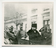 Photographie de Paderewski, alors premier ministre et ministre des affaires étrangères de la Deuxième République de Pologne, en voiture dans les rues de Varsovie en 1919 en compagnie du général Jósef Pilsudski (1867-1935), chef de l'Etat