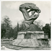 Photographie actuelle du monument à Frédéric Chopin de Varsovie, réalisé par le sculpteur Waclaw Szymanowski (1859-1930) et financé par Paderewski à l'occasion du centenaire de sa naissance (1910)
