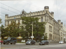 Photographie du bâtiment de la Bourse (Gieldy) de Wroclaw, sur la façade duquel a été posée en octobre 2002 une plaque commémorative du concert donné en ses murs par Paderewski le 6 février 1891