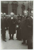 Photographie d'Ignace et Hélène Paderewski en compagnie du musicologue Henry Edward Krehbiel lors des funérailles du pianiste Wilhelm Ludwig Stengel, le 18 mai 1917 à l'église St. Mary the Virgin de New York