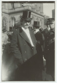 Photographie d'Ignace Paderewski arrivant au City Hall de New York, chapeau haut-de-forme sur la tête, en mars 1918, lors de la réception par le maire John Francis Hylan de la Mission militaire polonaise
