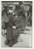 Photographie d'Ignace Paderewski sur une chaise, l'air songeur, lors de la vente de «Liberty Bonds» («actions de la liberté» vendues en faveur de l'effort de guerre allié), le 4 avril 1918 sous la Liberty Bell du City Hall Plaza à New York