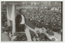 Photographie d'Ignace Paderewski, sur l'estrade devant la foule, lors de la vente de «Liberty Bonds» («actions de la liberté» vendues en faveur de l'effort de guerre allié), le 4 avril 1918 sous la Liberty Bell du City Hall Plaza à New York