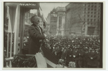 Photographie d'Ignace Paderewski, sur l'estrade haranguant la foule, lors de la vente de «Liberty Bonds» («actions de la liberté» vendues en faveur de l'effort de guerre allié), le 4 avril 1918 sous la Liberty Bell du City Hall Plaza à New York