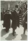 Photographie d'Ignace Paderewski saluant devant l'estrade, accompagné de son épouse Hélène, lors de la vente de «Liberty Bonds» («actions de la liberté» vendues en faveur de l'effort de guerre allié), le 4 avril 1918 sous la Liberty Bell du City Hall Plaza