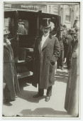Photographie d'Ignace Paderewski, sortant de voiture, lors de la vente de «Liberty Bonds» («actions de la liberté» vendues en faveur de l'effort de guerre allié), le 4 avril 1918 sous la Liberty Bell du City Hall Plaza à New York