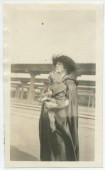 Photographie d'Hélène Paderewska (et du chien Ping) à Los Angeles en février 1923