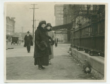 Photographie d'Hélène Paderewska, son chien Ping et Hélène Lübke (sa secrétaire) à Louisville, dans le Kentucky, le 24 janvier 1924