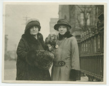 Photographie d'Hélène Paderewska, son chien Ping et Hélène Lübke (sa secrétaire) à Louisville, dans le Kentucky, le 24 janvier 1924