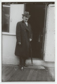 Photographie d'Ignace Paderewski avec son parapluie sur le pont d'un paquebot, le 14 avril 1924, sans doute à son départ de New York pour l'Europe