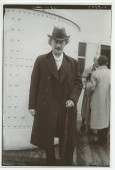 Photographie d'Ignace Paderewski avec son parapluie sur le pont d'un paquebot, le 14 avril 1924, sans doute à son départ de New York pour l'Europe