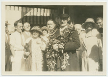 Photographie de l'arrivée d'Ignace et Hélène Paderewski à Honolulu, sur les îles Hawaï (USA), dans le Pacifique, le 17 février 1927 – à leur gauche: Antonina Wilkonska, sœur d'Ignace