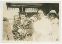 Photographie de l'arrivée de Paderewski à Honolulu, sur les îles Hawaï (USA), dans le Pacifique, le 17 février 1927 – à sa gauche: sa sœur Antonina Wilkonska
