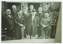 Reproduction d'une photographie (probablement d'exposition – légende illisible) de Paderewski en 1928 à Chicago, entouré de personnalités polonaises (non identifiées)