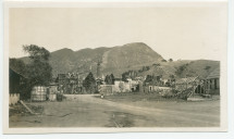 Photographie d'Universal City, dans la vallée de San Fernando en Californie, réalisée lors de la visite des studios par Paderewski en compagnie de leur fondateur, Carl Laemmle (1867-1939), le 7 avril 1932