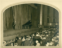 Photographie de Paderewski entrant sur scène lors d'un récital à Détroit en 1932, dans une luxueuse fourre cartonnée du Hoffman Studio