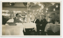 Photographie de Paderewski à table lors d'une traversée de l'Atlantique (mi-février 1939?) en compagnie du musicien Ernest Schelling, d'Hélène Lübke (la secrétaire de feu Hélène Paderewska) et de son secrétaire Sylwin Strakacz