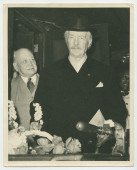 Photographie de Paderewski à l'arrière de son pullman-car privé (avec personnel de cabine), une fleur à la main, sous l'œil admiratif d'un homme non identifié, au début de son ultime tournée américaine en 1939