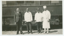 Photographie du personnel au service de Paderewski durant la tournée américaine 1939 devant le pullman-car privé