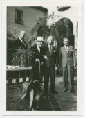 Photographie de Paderewski recevant deux figures de proue du Gouvernement polonais en exil, Wladyslaw Sikorski et Stanislaw Mikolajczyk, en compagnie de son secrétaire Sylwin Strakacz, au printemps 1941 à Palm Springs, en Floride