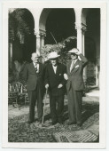 Photographie de Paderewski recevant deux figures de proue du Gouvernement polonais en exil, Wladyslaw Sikorski et Stanislaw Mikolajczyk, au printemps 1941 à Palm Springs, en Floride