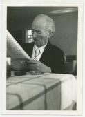 Photographie de Paderewski lisant son journal au printemps 1941 à Palm Springs, en Floride, où il est l'hôte de Mrs Sophie Stotesbury