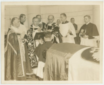 Photographie des officiants de le cérémonie funèbre d'Ignace Paderewski, placés autour de son cercueil drapé de l'aigle polonais, le 5 juillet 1941 au cimetière national d'Arlington, en Virginie