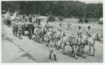 Photographie du cortège funèbre d'Ignace Paderewski, le 5 juillet 1941 au cimetière national d'Arlington, en Virginie, avec le cercueil enveloppé dans le drapeau polonais, escorté par une garde de vétérans polonais et tiré par des chevaux blancs