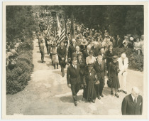 Photographie du cortège funèbre d'Ignace Paderewski, le 5 juillet 1941 au cimetière national d'Arlington, en Virginie, avec au premier rang M. Kollupajto (?), Antonina Wilkonska (sœur du défunt), Sylwin Strakacz (son secrétaire)