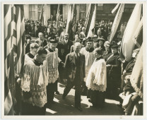 Photographie du général Sikorski, premier ministre du Gouvernement polonais en exil, entouré de dignitaires religieux, prise lors des obsèques nationales d'Ignace Paderewski, le 5 juillet 1941 au cimetière national d'Arlington, en Virginie