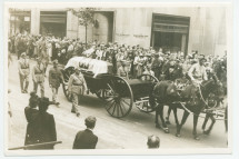 Photographie du cortège funèbre d'Ignace Paderewski début juillet 1941 dans les rues de New York, avec le cercueil enveloppé dans le drapeau polonais, escorté par une garde de vétérans polonais et tiré par des chevaux noirs