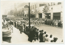 Photographie du cortège funèbre d'Ignace Paderewski début juillet 1941 dans les rues de New York, ici de passage par Rockefeller Plaza (W. 51)