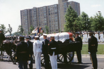 Reportage photographique de la translation de la dépouille mortelle de Paderewski du cimetière national d'Arlington à la cathédrale Saint-Jean de Varsovie, au début de l'été 1992