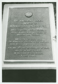 Photographie d'une plaque commémorative posée (sans doute au cimetière national d'Arlington, en Virginie, après le rapatriement de la dépouille d'Ignace Paderewski en Pologne en juillet 1992) par l'American Legion