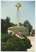 Photographie (prise le 6 août 1994) de l'USS Maine Mast Memorial, au cimetière national d'Arlington, en Virginie, où a été exposé le cercueil de Paderewski depuis les obsèques nationales du 5 juillet 1941 jusqu'à son rapatriement en Pologne en juillet 1992